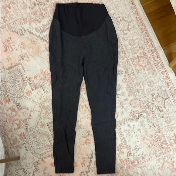 Maternity High-Waisted Black and Gray Leggings - Picture 2 of 4
